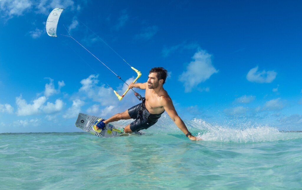 Cursos de Kitesurf Niños 4 Alumno navegando con kitesurf con una mano durante una clase privada en Tarifa