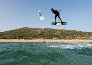 Alumno realizando una maniobra de freestyle durante un curso de kitesurf en Tarifa