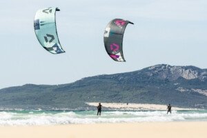 Dos alumnos navegando en kitesurf durante un curso semi privado en las playas de Tarifa